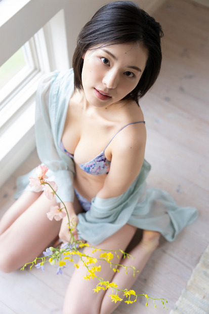 相楽伊織、デジタル写真集が本日発売！咲き誇る花の美しさを体現