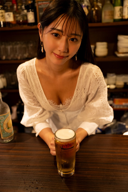 斎藤恭代、古びたバーの店員に！デジタル写真集からカット一部公開