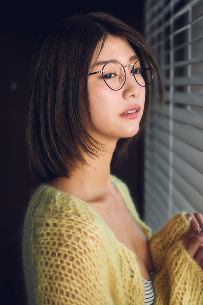 瀧山あかね、銭湯で純白ビキニ披露！……写真集「女子アナの密かな休日」