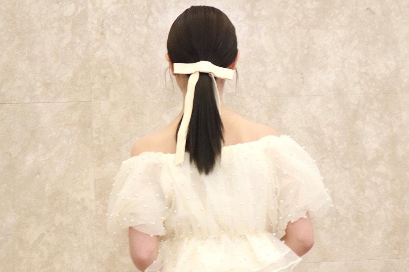 背中を披露した舟山久美子【撮影：浜瀬将樹】