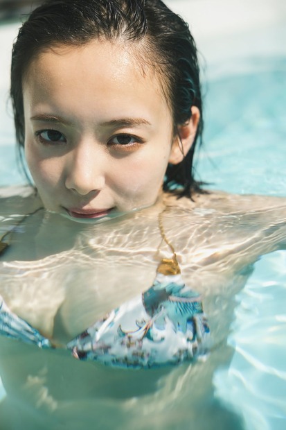 岡田紗佳、5年ぶりの写真集発売  南国タイで役満ボディ披露