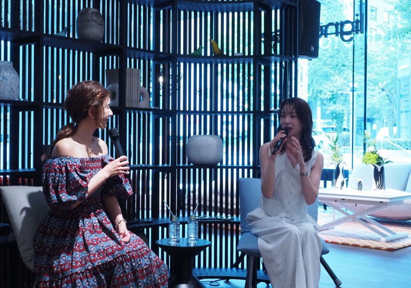 トークセッション時のスザンヌと石井亜美　【撮影／山田】