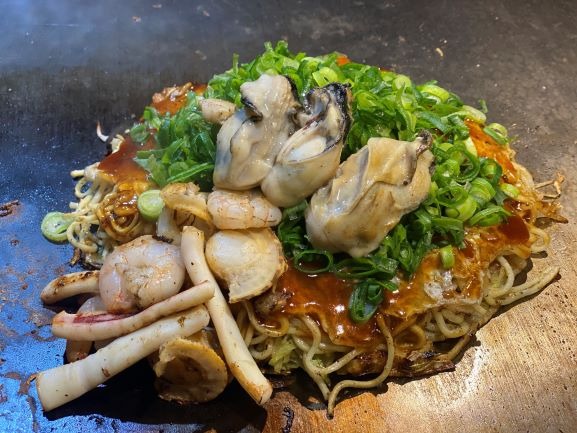 ［東武限定品］《実演》広島【お好み焼き みっちゃん横川店分家】海鮮デラックス焼き　（1個）1,944円