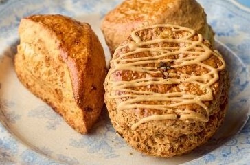 ［初出店］群馬【bake shop HELLO】〈写真左〉飴色たまねぎスコーン　（1個）486円〈写真右手前〉スパイス香るチャイとブロンドチョコレートのスコーン　（1個）551円