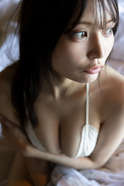 似鳥沙也加、旅館を舞台にセクシーカットの数々