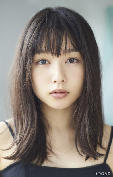 桜井日奈子、10周年記念写真集から水着カット公開　桃尻ショットを披露