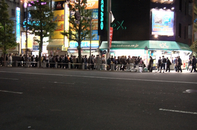 20時30分の時点で100〜120人並んでいた