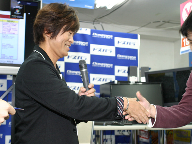 古谷徹さんが抽選会を盛り上げた