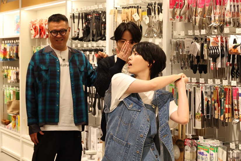 左から）長谷川忍（シソンヌ）、菊池風磨、西野七瀬（C）フジテレビ
