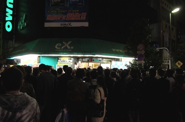 　秋葉原は発売前夜より熱気に満ちていた。TSUKUMO eX.の店頭も例外ではなく、いち早くWindows 7を手に入れようというユーザーで長蛇の列ができるほどであった。