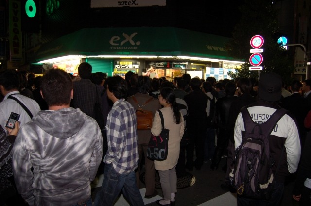 　秋葉原は発売前夜より熱気に満ちていた。TSUKUMO eX.の店頭も例外ではなく、いち早くWindows 7を手に入れようというユーザーで長蛇の列ができるほどであった。