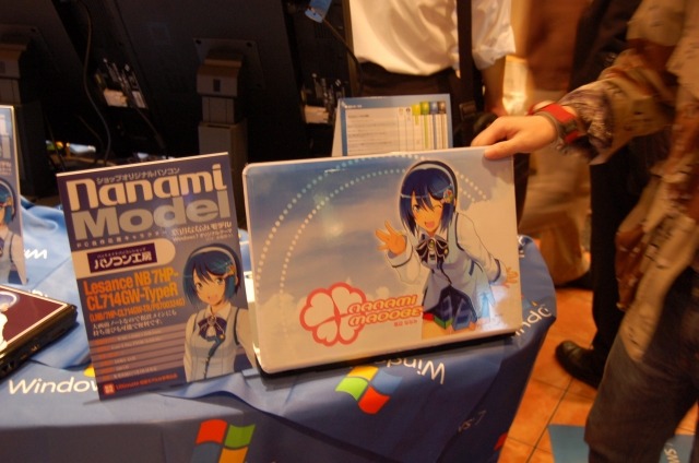 　カフェソラーレリナックスカフェ秋葉原では、「DSP版Windows 7発売記念　前夜祭」を開催され、ショップブランドマシンや自作応援キャラクター“窓辺ななみ”コンセプトモデルなどが展示されていた。