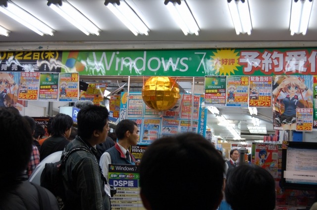 　深夜販売を行う各店舗でカウントダウンが始められ、22日の0時よりついにWindows 7が販売開始となった。