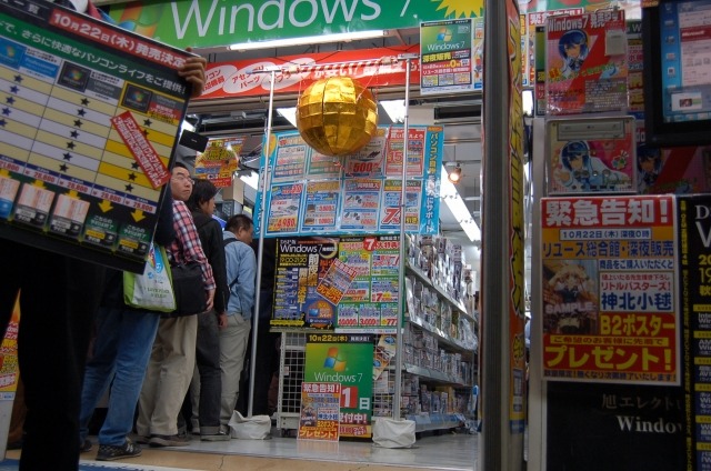 　深夜販売を行う各店舗でカウントダウンが始められ、22日の0時よりついにWindows 7が販売開始となった。