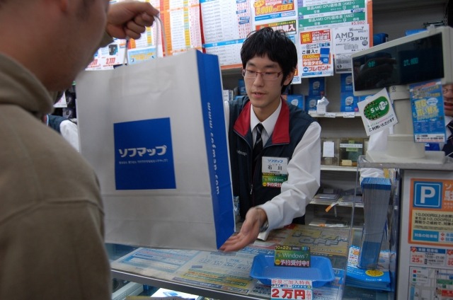 　深夜販売を行う各店舗でカウントダウンが始められ、22日の0時よりついにWindows 7が販売開始となった。