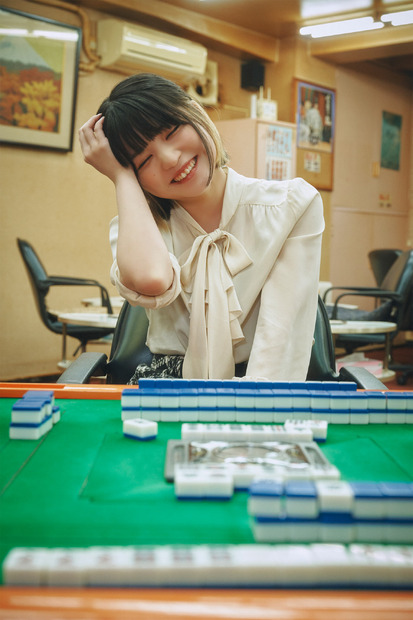 根本凪、美尻アップカット解禁！ガーターベルト付のセクシー水着姿も