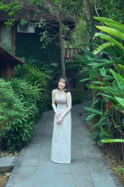桜井日奈子、10周年写真集のお渡しイベント開催　セクシーなドレスショットも公開　