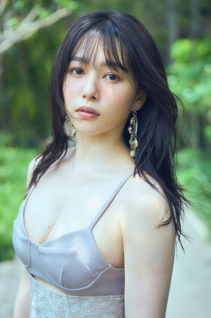 桜井日奈子、10周年写真集のお渡しイベント開催　セクシーなドレスショットも公開　