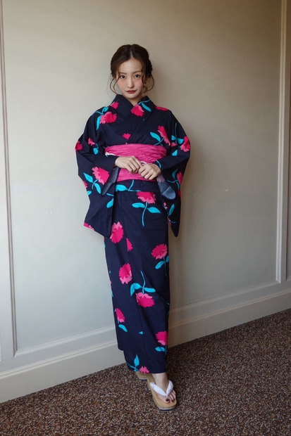 板野友美「ROSY Birthday Flower YUKATA」