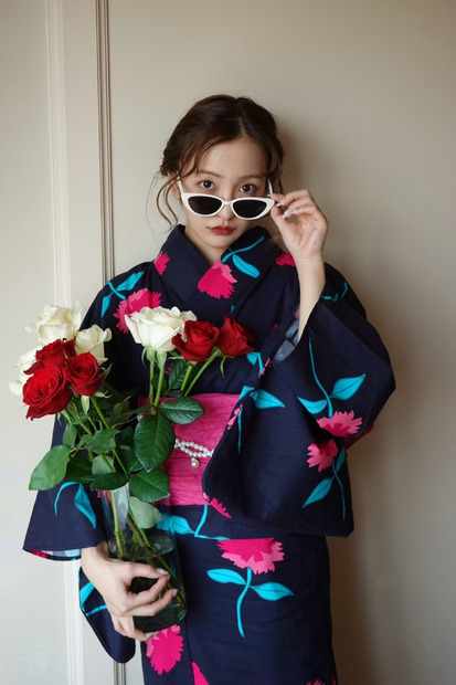 板野友美「ROSY Birthday Flower YUKATA」