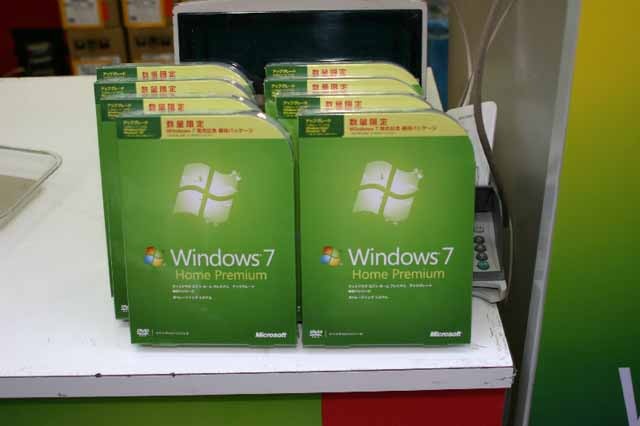 　22日午前8時から有楽町のビックカメラ前において、Windows 7の発売イベントが開催された。ゲストに登場したのは、アッキーナことタレントの南明奈さんだ。