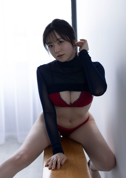 西野夢菜、最新写真集で“社会人になりたてのゆるふわOL”に
