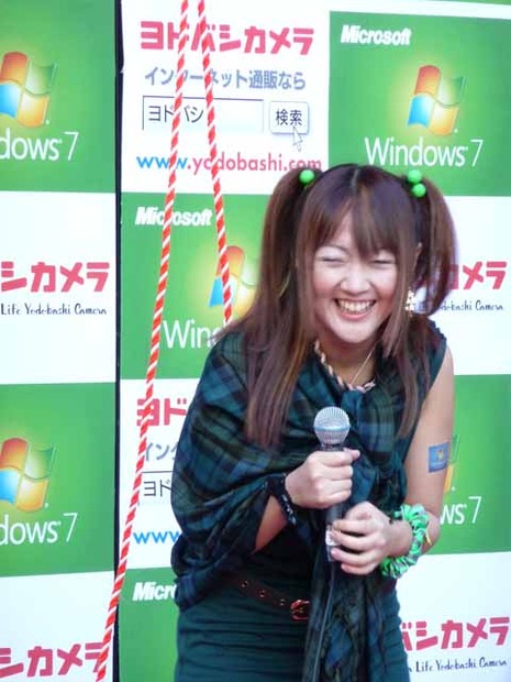 　秋葉原の「ヨドバシカメラ マルチメディアAkiba」では、矢口真理さんや桃井はるこさんをゲストに招き「Windows 7発売記念イベント」を開催。