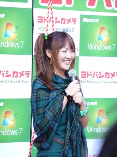 　秋葉原の「ヨドバシカメラ マルチメディアAkiba」では、矢口真理さんや桃井はるこさんをゲストに招き「Windows 7発売記念イベント」を開催。