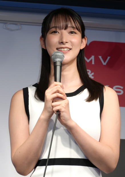 山崎あみ【撮影：小宮山あきの】