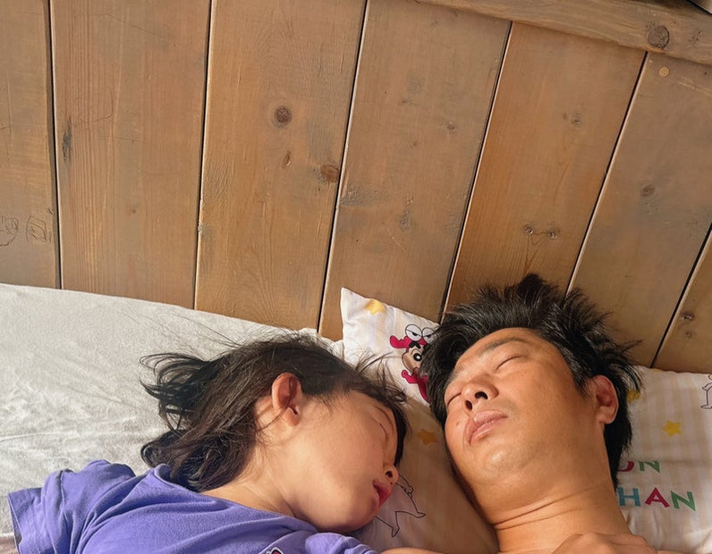 パンサー尾形と娘の添い寝ショットに「癒されます」「可愛い」の声