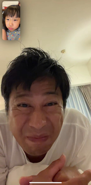 パンサー尾形と娘の添い寝ショットに「癒されます」「可愛い」の声