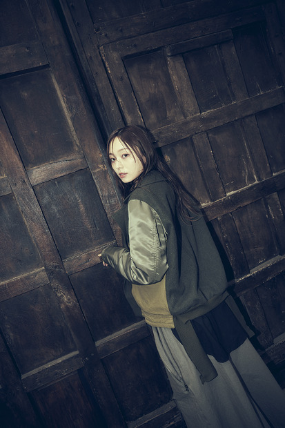 乃木坂46・梅澤美波、「Ground Y」キービジュアルモデルでモードな姿