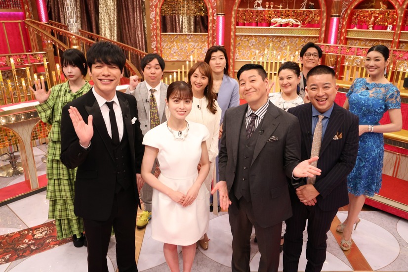 左手前から右に向かって）川島明、橋本環奈、長田庄平、松尾駿、あの、せいや、藤本美貴、ヒコロヒー、島崎和歌子、柴田英嗣、アンミカ（C）フジテレビ