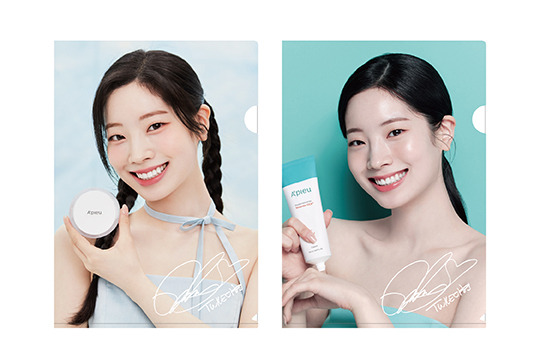 TWICE・DAHYUN、肩出しセクシーな姿がクリアファイルに！