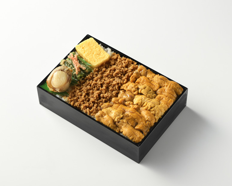 ［実演］福島県／常磐線 いわき駅【小名浜美食ホテル】うに弁（1折）1,881円味噌と卵を混ぜた雲丹そぼろとウニが乗った贅沢な弁当。