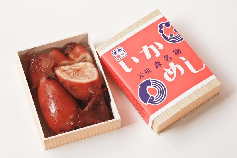 ［実演］北海道／函館本線 森駅【いかめし阿部商店】いかめし（1折）881円1941年の誕生から受け継がれる秘伝のタレで、熟練の職人がイカを甘辛く炊き上げたもちもち駅弁。