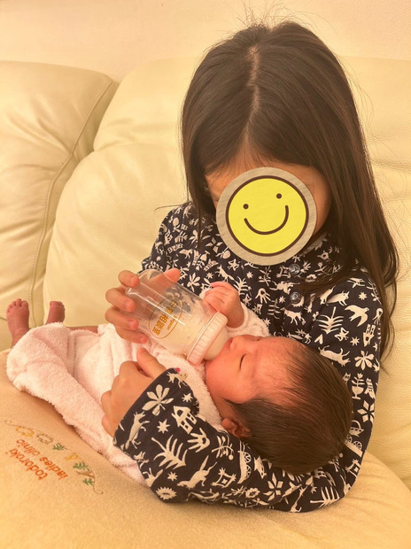 長女・詩歌（うた）ちゃんと、今年1月に誕生した次女（写真は東貴博の公式ブログから）
