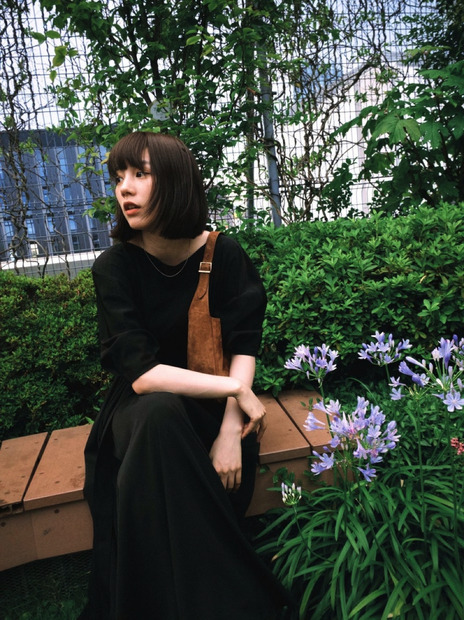 のん、緑の中で佇む休日ブラックコーデ公開！「蒸し暑いこの季節とは思えない爽やかさ」
