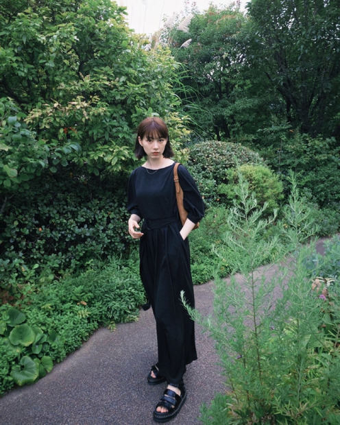 のん、緑の中で佇む休日ブラックコーデ公開！「蒸し暑いこの季節とは思えない爽やかさ」