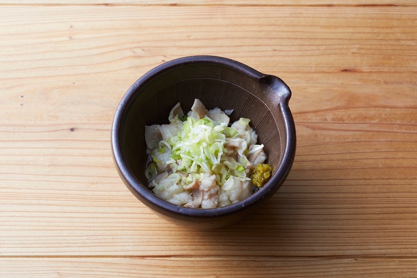 月や名物 和牛ゆでモツ（880円）