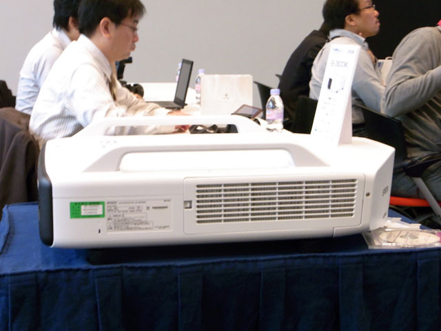 会場でプレゼンに使用されたEB-Z8000WU