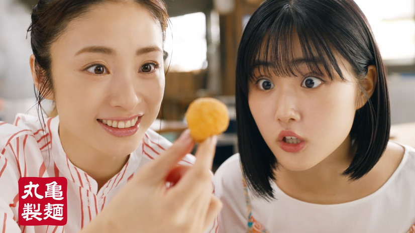 上戸彩と原菜乃華、丸亀製麺の「うどーなつ」に至福の表情