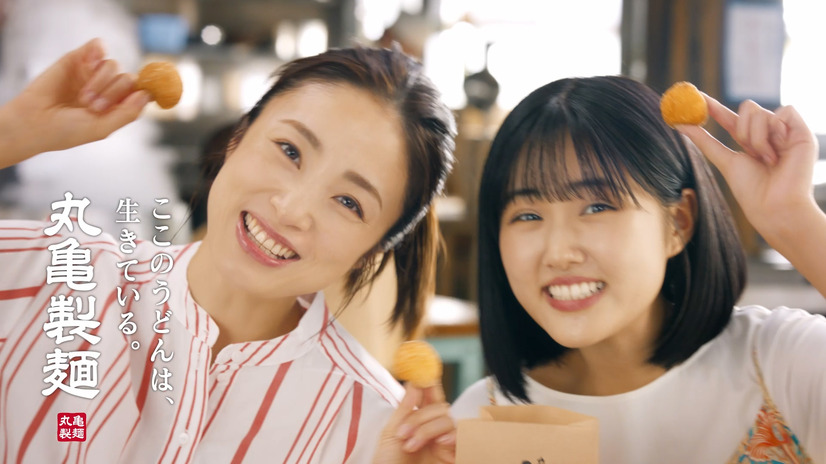 上戸彩と原菜乃華、丸亀製麺の「うどーなつ」に至福の表情