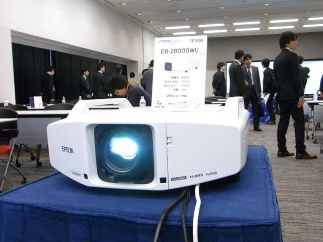 会場に展示された実機（EB-Z8000WU）