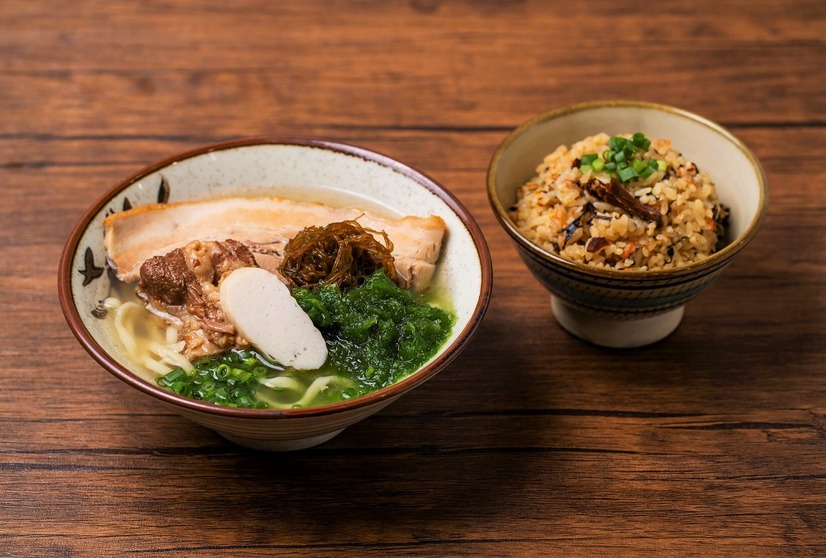 【タイラ製麺所＆沖縄生麺協同組合】「スペシャルミックスそば（軟骨ソーキ、三枚肉アーサ、もずく、かまぼこ）とジューシーセット」イートイン　1,801円（1セット）《各日数量限定》
