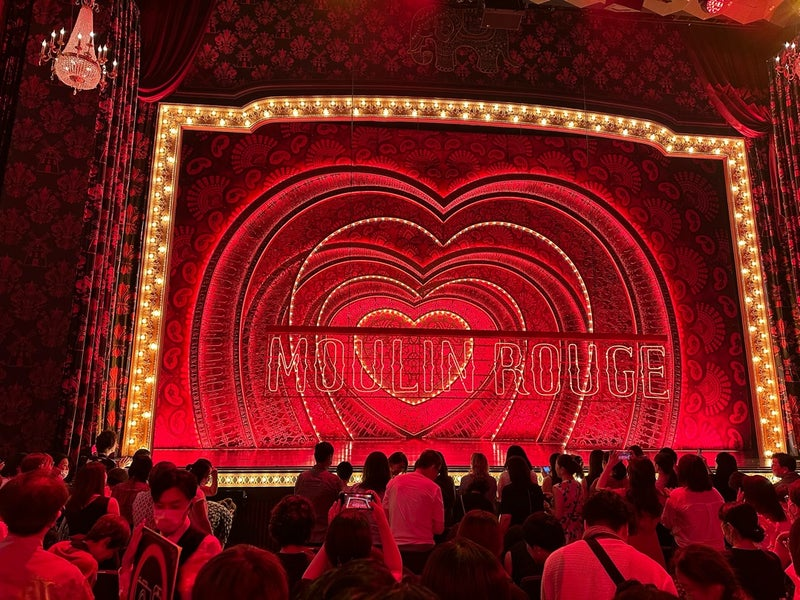 「ムーラン・ルージュ！ザ・ミュージカル」にて（写真はアンミカの公式ブログから）