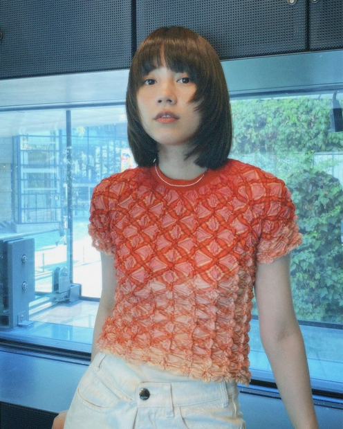 のん、一目ぼれしたグラデーショントップス姿公開！「似合ってる」「かわいい」の声