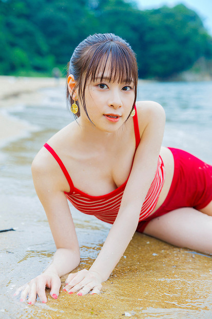 声優・前田佳織里、2nd写真集を発売！ 初の水着カットも収録