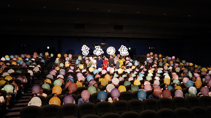 髙石あかり、映画『きみの色』初日舞台挨拶で感動の涙