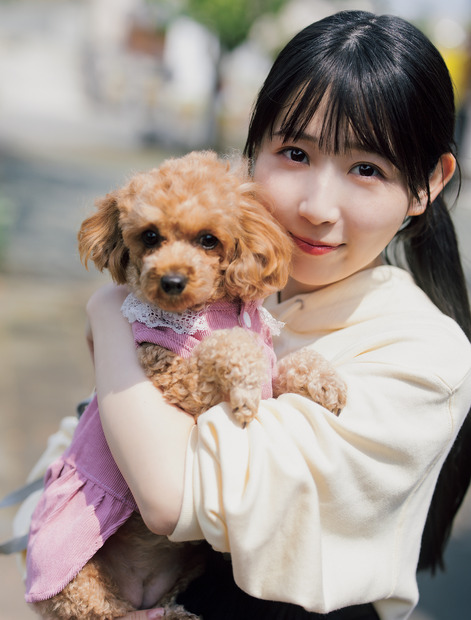 SKE48・井上瑠夏　愛犬・るるちゃんと戯れるカット